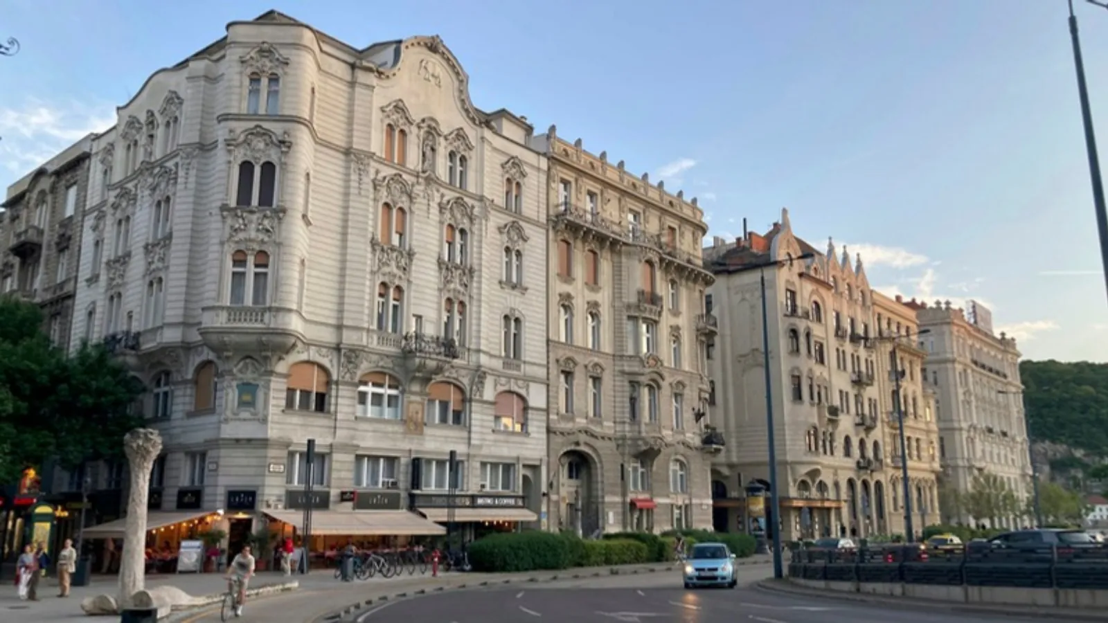 Clădiri de locuințe cu fațade ornamentate dintr-o intersecție din centrul Budapestei, la apus